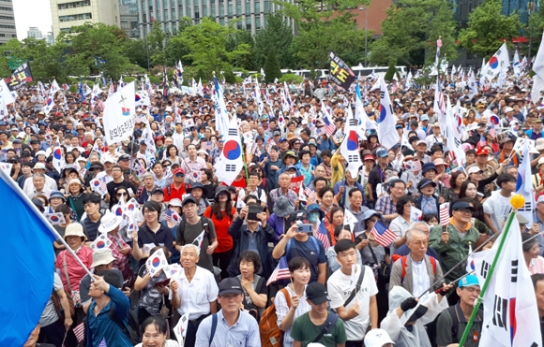 한기총은 광복절을 맞아 서울 광화문에서 애국집회를 열고 문재인 대통령의 하야를 촉구했다.