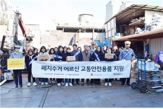 사랑밭, 폐지수거 어르신들께 ‘교통안전용품 선물’