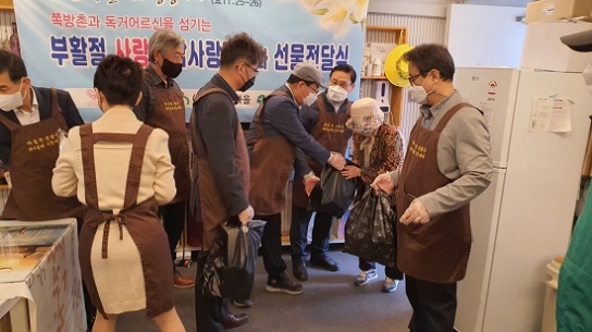 윤중포럼, 부활절 맞아 어르신들에 사랑 나눔