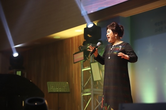푸르른 가을하늘에 실려 보낸 하나님 사모곡