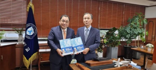 세계성시화운동본부, 총신대에 ‘김준곤 목사 학술심포지엄’ 논문집 기증