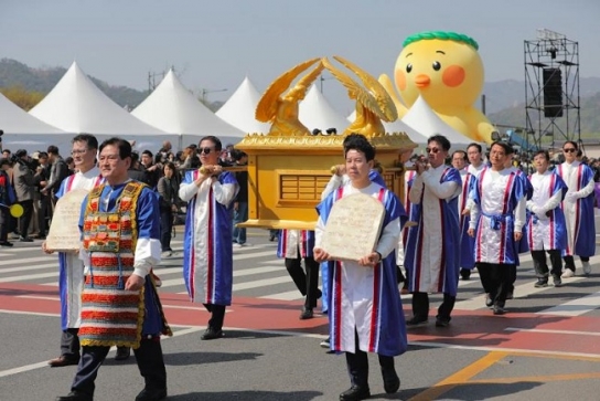 ‘부활절 퍼레이드’ 광화문대로에 등장한 ‘언약궤’ 행렬