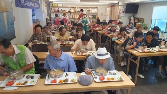 월드뷰티핸즈, “쪽방촌 어르신들, 전복삼계탕 먹고 힘내세요”