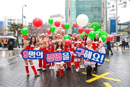 명동에 나타난 몸짱 산타들, 생명나눔 온도 높였다