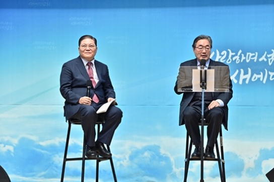 기독교 문학의 완벽한 반전 “소강석의 꽃은 교회의 담을 넘었다”