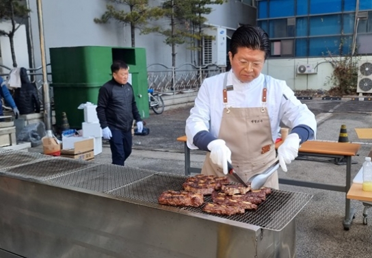 한기총, 고기굽는 고 목사 "이것이 대표회장의 섬김"