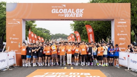 “아이들 대신 달리는 6km, 식수를 위한 고된 걸음”