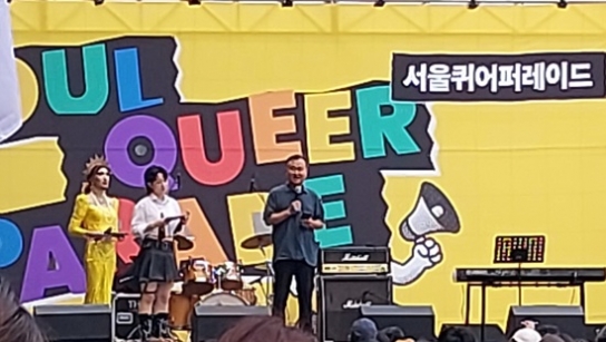 감리교 윤여군 목사, 정직 상태로 퀴어문화축제 단상 올라