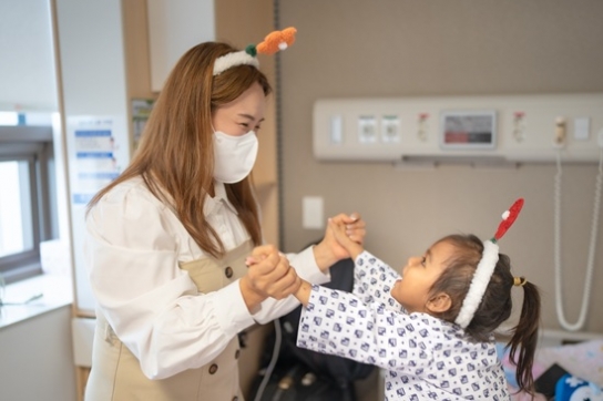 구세군 홍보대사 이희경, 심장병 수술 캄보디아 아동 병문안