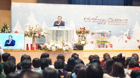 정청래 더불어민주당 대표, 새에덴교회서 성탄 인사 전해