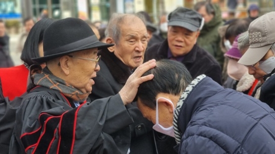 혹한을 이겨낸 감동… 원로목회자들 노숙인에 야외 안수기도