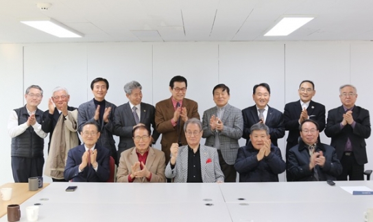 “정치 배제하고 서울시민 위해 무릎 꿇는다”