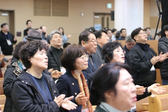 “성결의 불꽃들이여, 다시 영적 주의력을 회복하라”