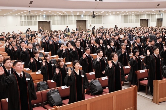 하늘의 소명 앞에 무릎 꿇은 145인의 거룩한 행진